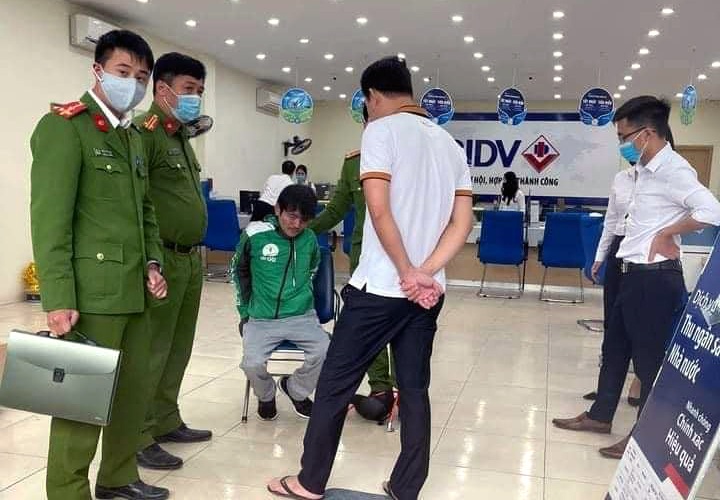 Người đàn ông xông vào cướp ngân hàng BIDV ở Hà Nội - Ảnh 1.