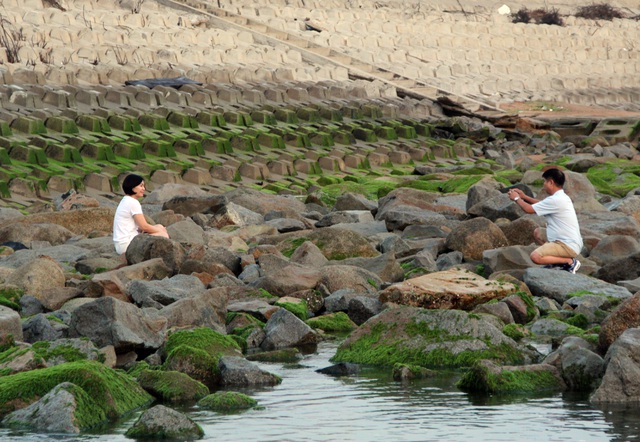 Du khách đổ xô check-in bãi đá rêu xanh đẹp nhất Phú Yên - Ảnh 6.
