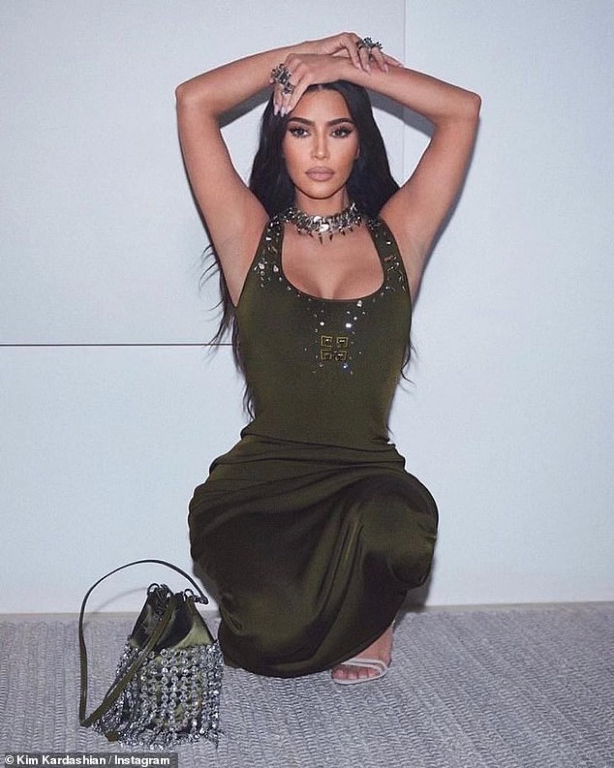 Kim Kardashian diện đầm bó khoe đường cong nóng bỏng đi ăn tối giữa ồn ào ly hôn - Ảnh 8.