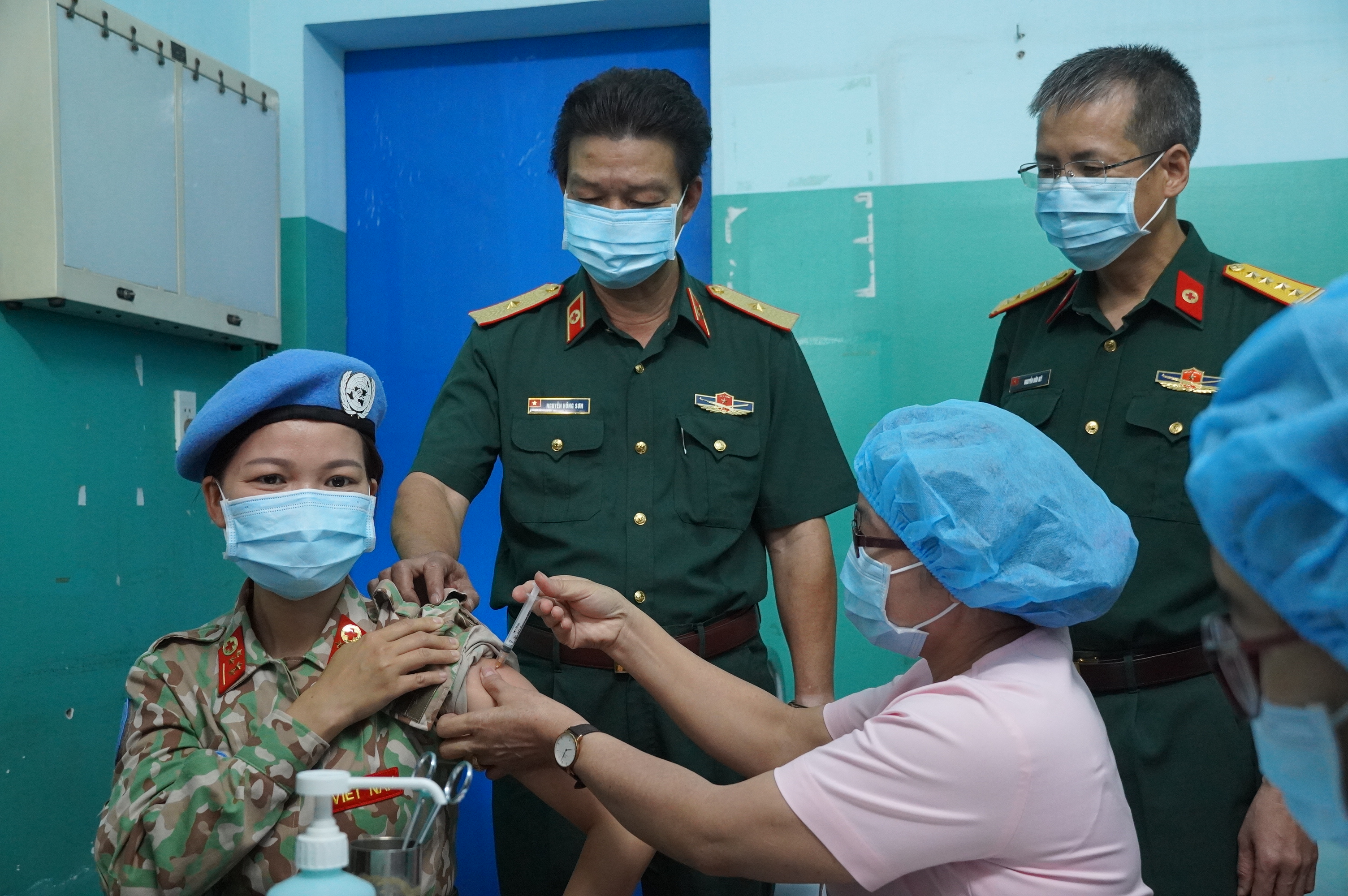 Bệnh viện Quân y 175 tiêm vaccine Covid-19 cho các quân nhân chuẩn bị nhận nhiệm vụ tại Nam Sudan - Ảnh 3.