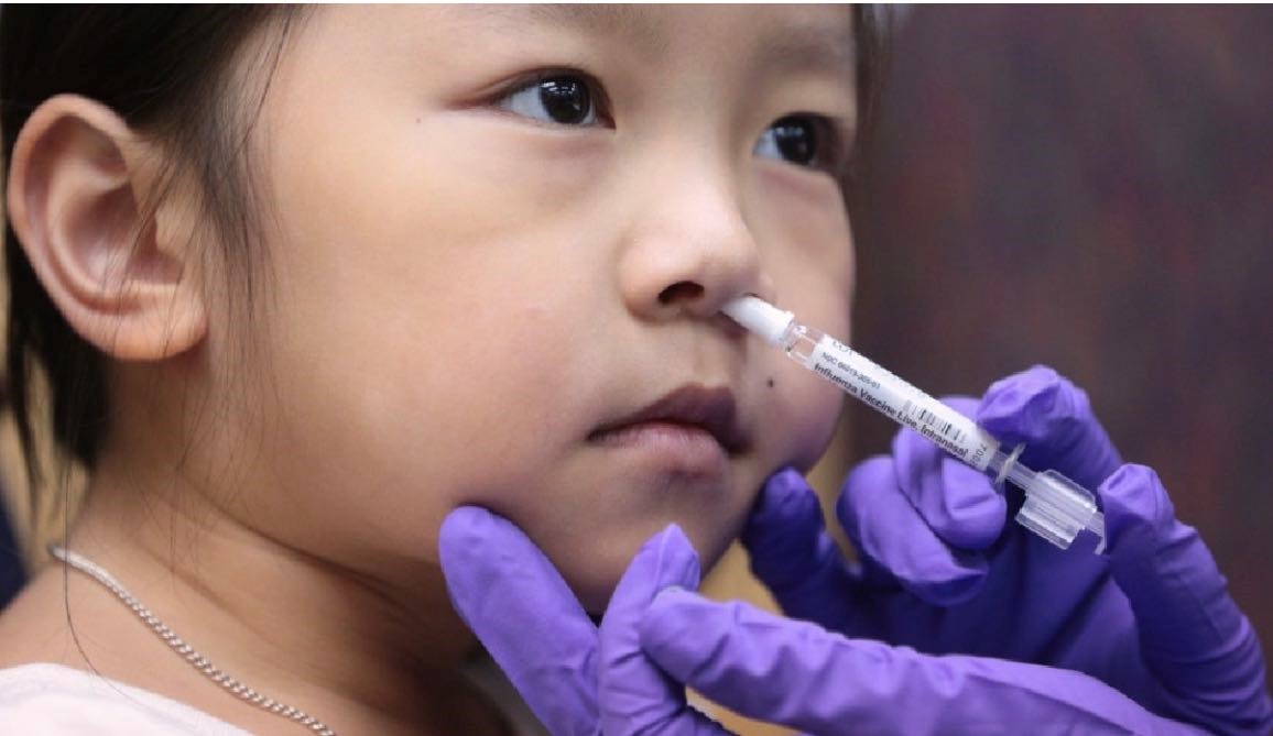 Vắc xin Covid-19 dạng phun mũi. Nguồn Hong Kong 01.jpg