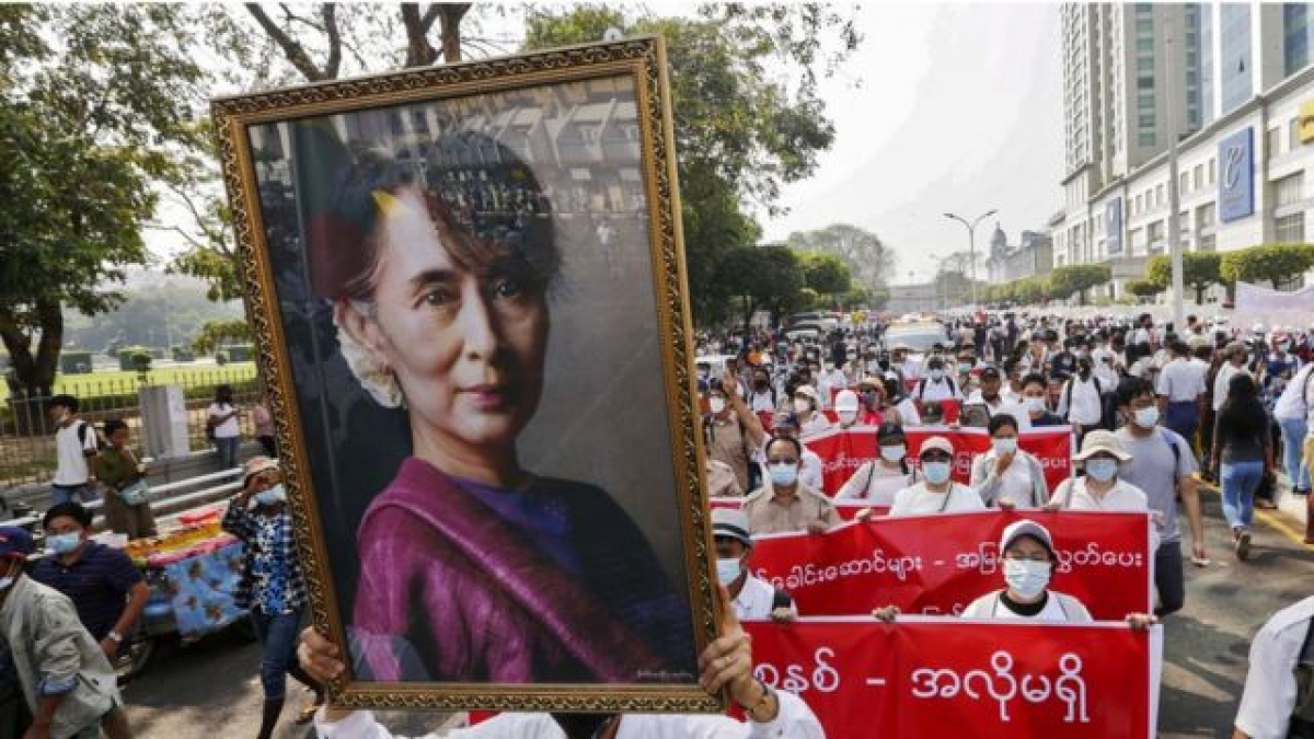 Biểu tình tiếp diễn tại Myanmar, bà San Suu Kyi bị cáo buộc thêm 2 tội danh mới - Ảnh 1.