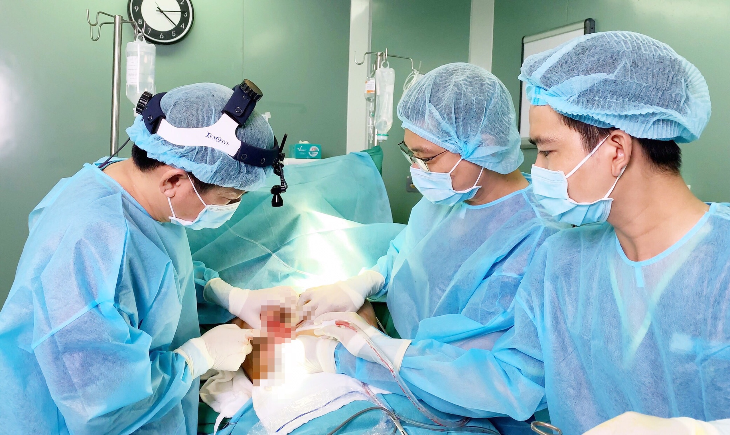 Nữ bệnh nhân phải cấp cứu vì miếng gạc y tế bị quên trong khoang ngực - Ảnh 1.