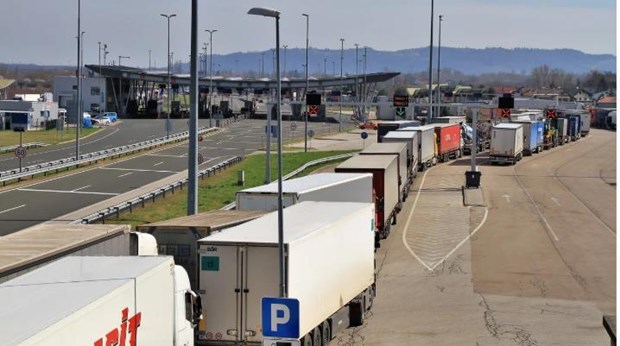 Cảnh sát Séc bắt giữ nhiều người di cư Afghanistan trốn trong xe tải - Ảnh 1.