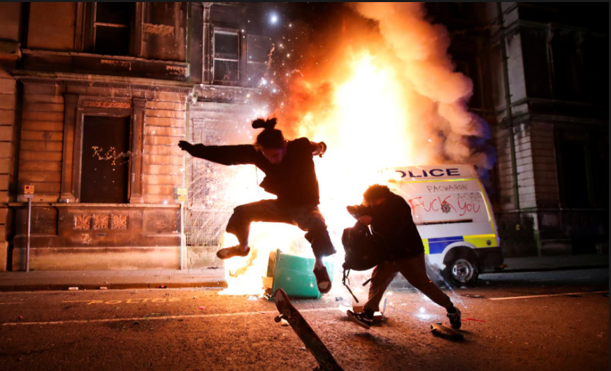Biểu tình biến thành đụng độ tại Anh khiến một số cảnh sát bị thương - Ảnh 1.