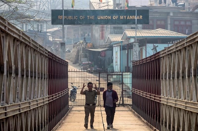 Cảnh sát Myanmar vượt biên xin Ấn Độ đừng trục xuất - Ảnh 1.