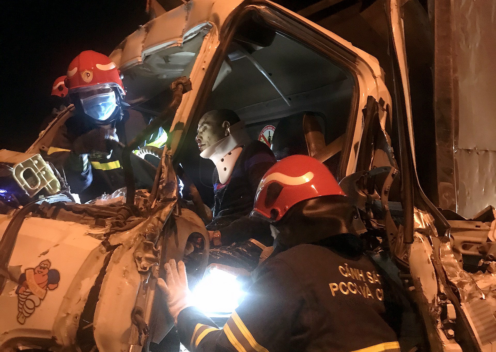 Hà Nội: Ba người bị thương nặng, mắc kẹt trong cabin xe nát bét - Ảnh 2.