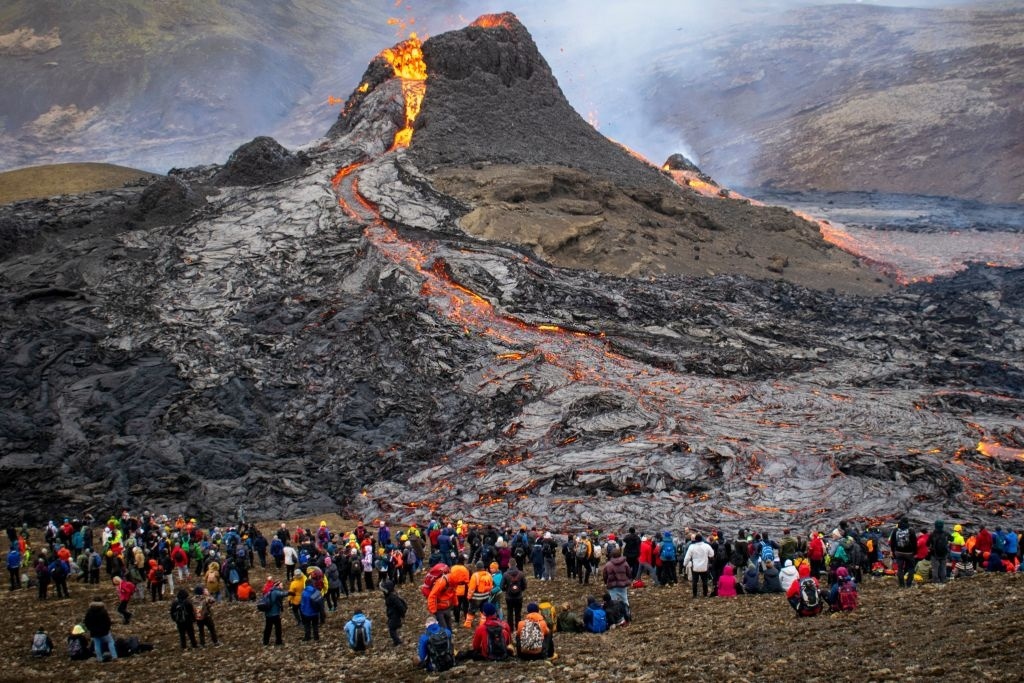 Du khách kéo nhau xem núi lửa 6.000 tuổi phun trào - Ảnh 6.