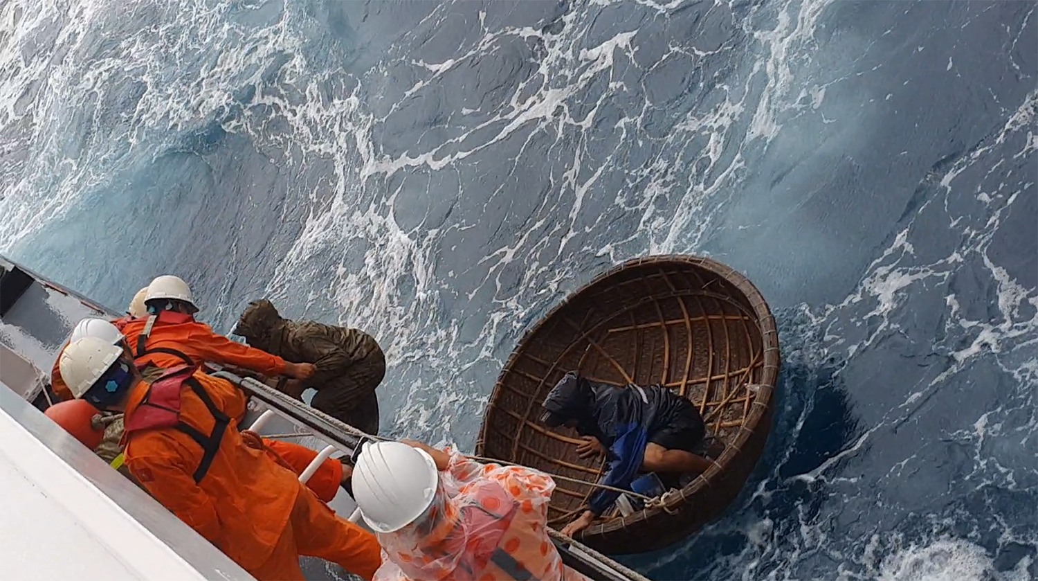 Cứu 2 thuyền viên trên tàu cá bị chìm ở vùng biển tỉnh Quảng Nam - Ảnh 2.