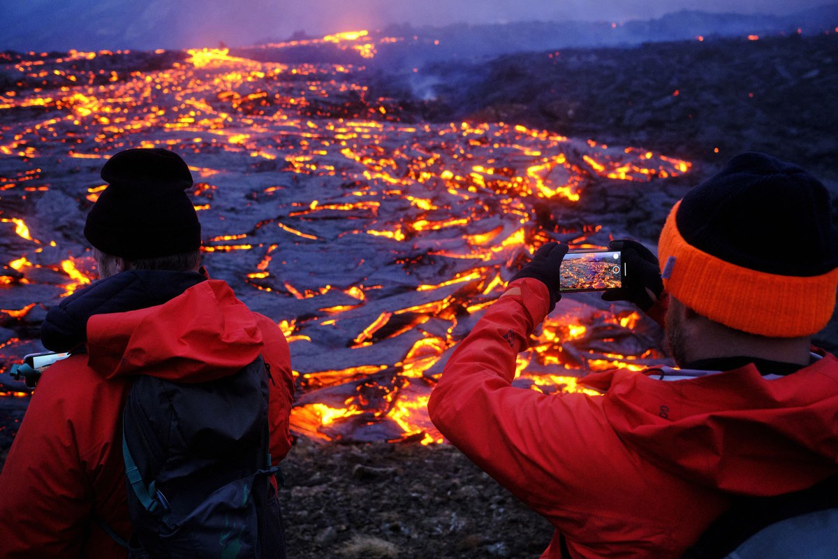 Du khách kéo nhau xem núi lửa 6.000 tuổi phun trào - Ảnh 5.