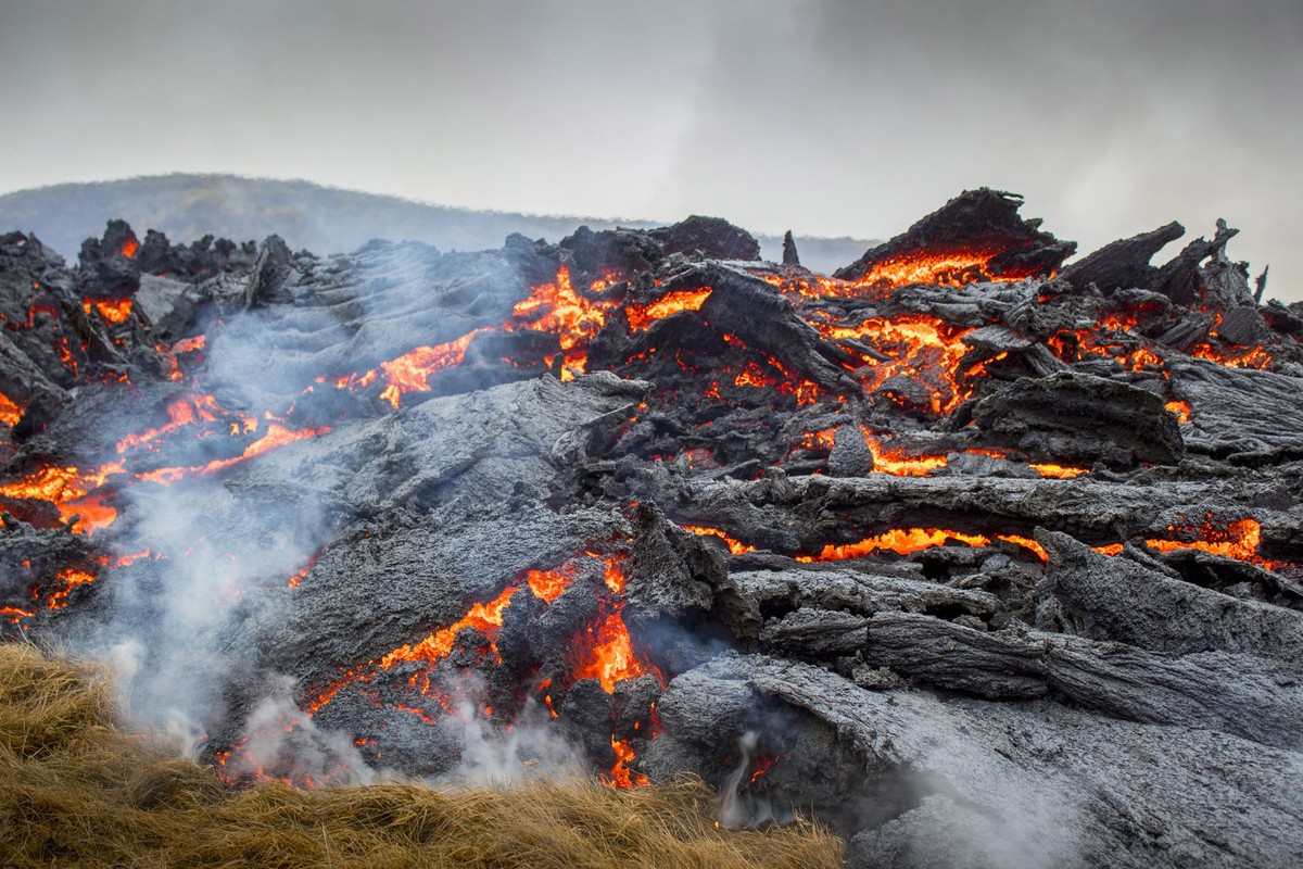 Du khách kéo nhau xem núi lửa 6.000 tuổi phun trào - Ảnh 4.