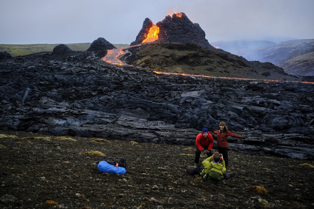 Du khách kéo nhau xem núi lửa 6.000 tuổi phun trào - Ảnh 3.