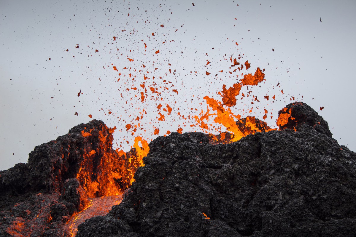 Du khách kéo nhau xem núi lửa 6.000 tuổi phun trào - Ảnh 2.