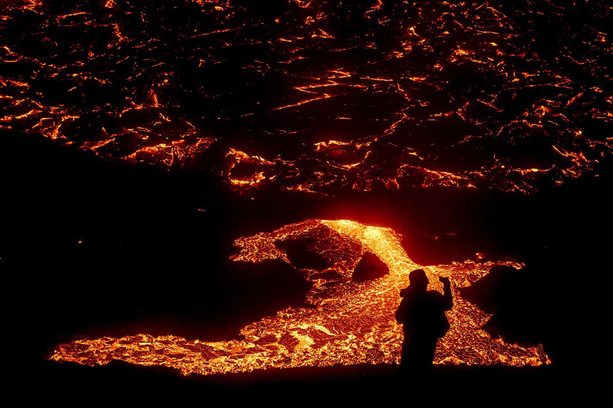 Du khách kéo nhau xem núi lửa 6.000 tuổi phun trào - Ảnh 7.