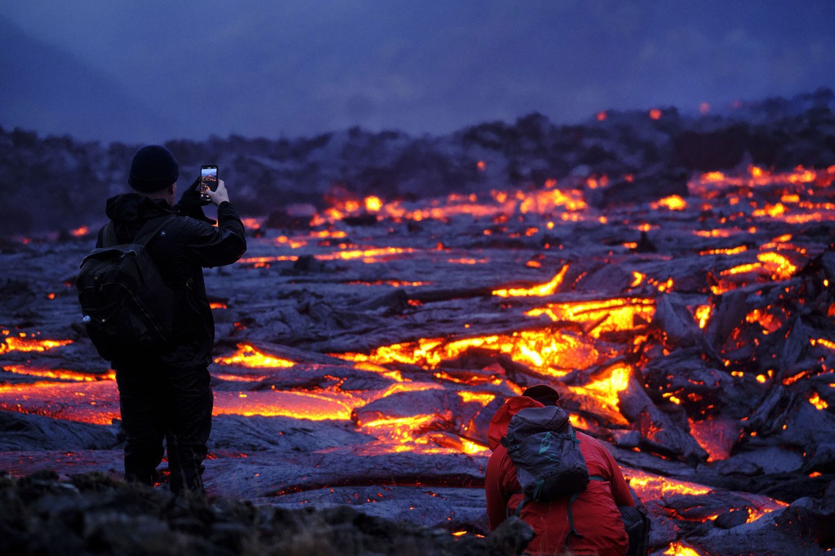 Du khách kéo nhau xem núi lửa 6.000 tuổi phun trào - Ảnh 8.