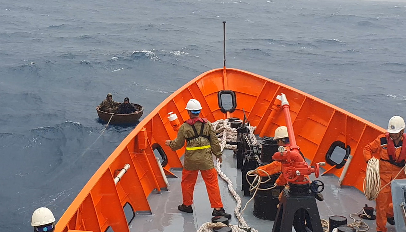 Cứu 2 thuyền viên trên tàu cá bị chìm ở vùng biển tỉnh Quảng Nam - Ảnh 1.
