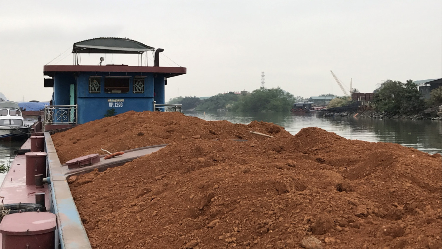 Quảng Ninh: Bắt giữ 2 vụ vận chuyển cát và quặng đất không rõ nguồn gốc - Ảnh 2.