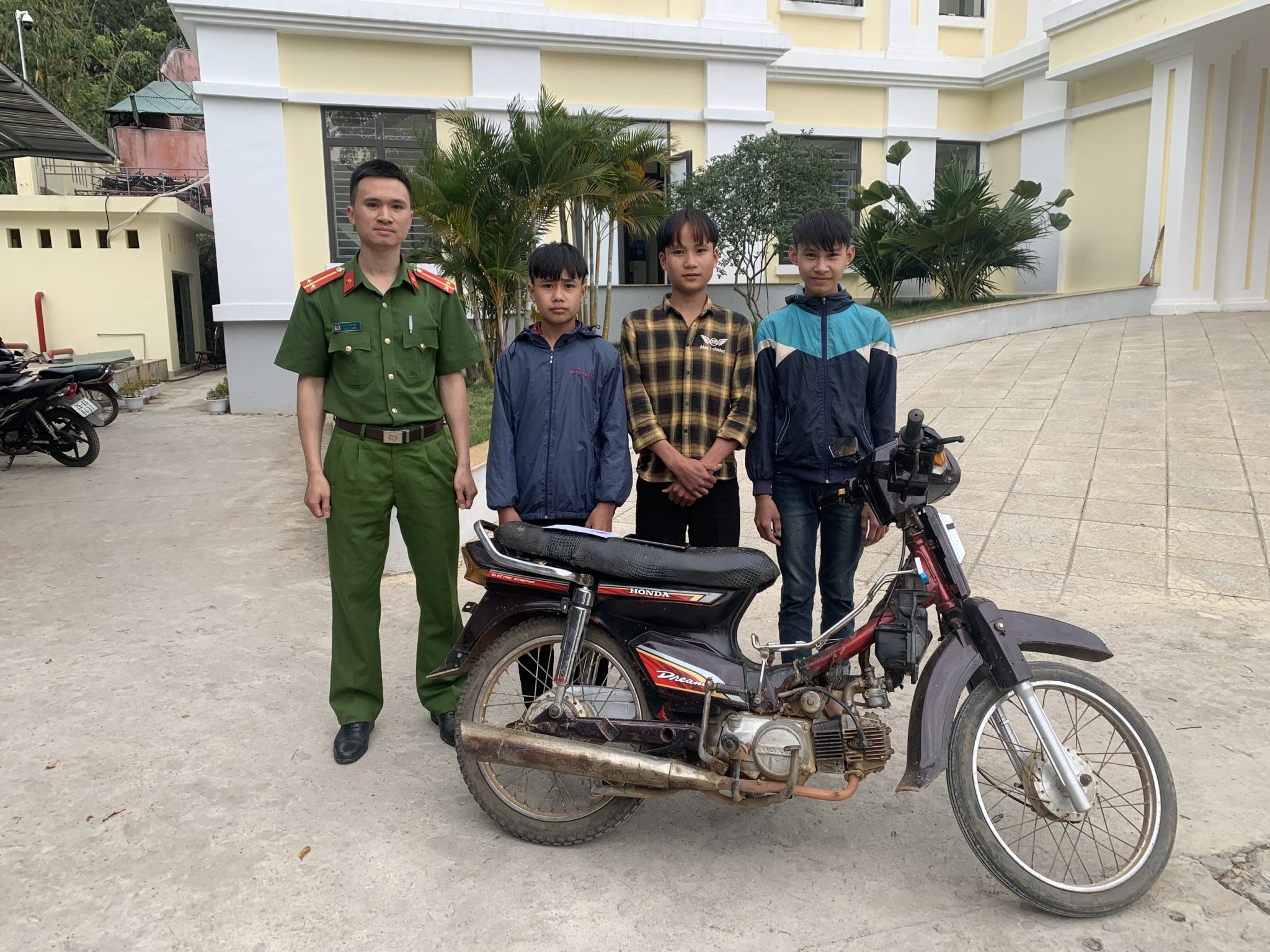 Ba học sinh ở Sơn La cướp giật điện thoại để mang về dùng - Ảnh 1.