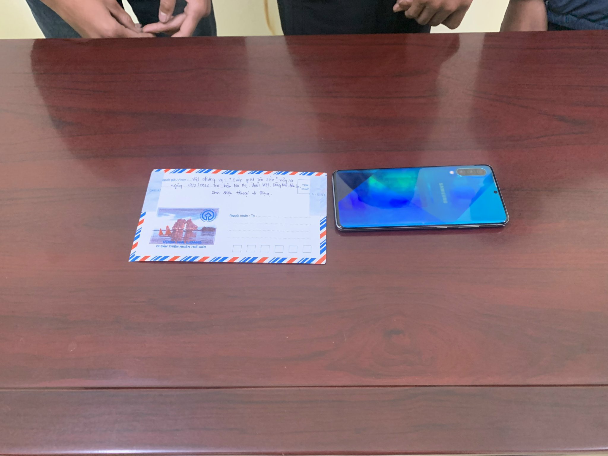 Ba học sinh ở Sơn La cướp giật điện thoại để mang về dùng - Ảnh 2.