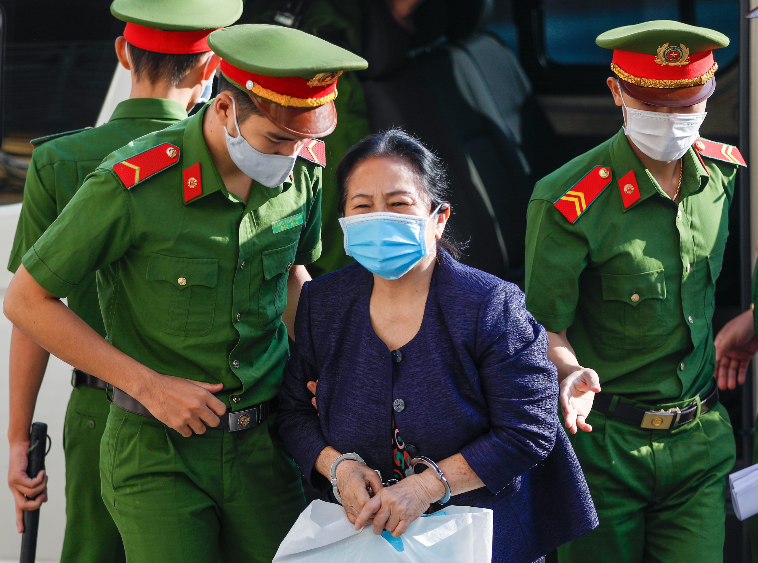 Xuất hiện Phan Thành trong vụ án, tòa tạm dừng xét xử bà Bạch Diệp - Ảnh 2.