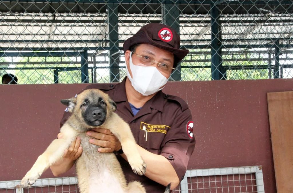 Ông Heng Ratana kiểm tra các chú chó nghiệp vụ ( ảnh FB nhân vật).jpg