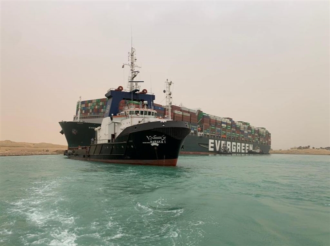 Tàu chở hàng mất lái mắc kẹt, kênh đào Suez bị tắc nghẹn - Ảnh 1.