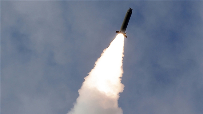Triều Tiên tiếp tục phóng tên lửa đạn đạo không xác định - Ảnh 1.
