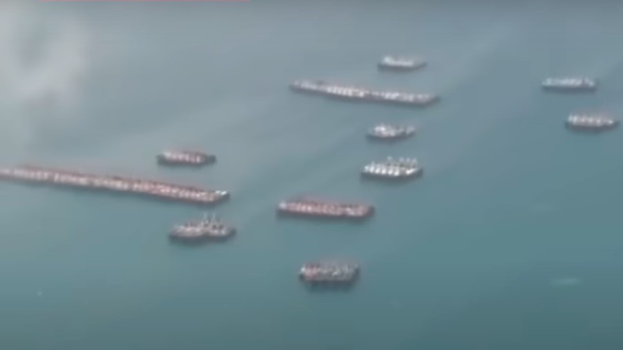CNN công bố video hàng trăm tàu Trung Quốc ở đá Ba Đầu - Ảnh 1.