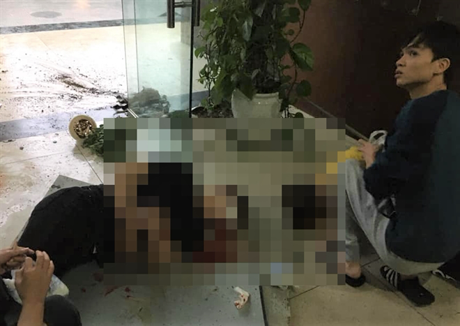 Sập trần chung cư ở Hà Nội, đôi nam nữ rơi xuống đất bị thương nặng - Ảnh 1.