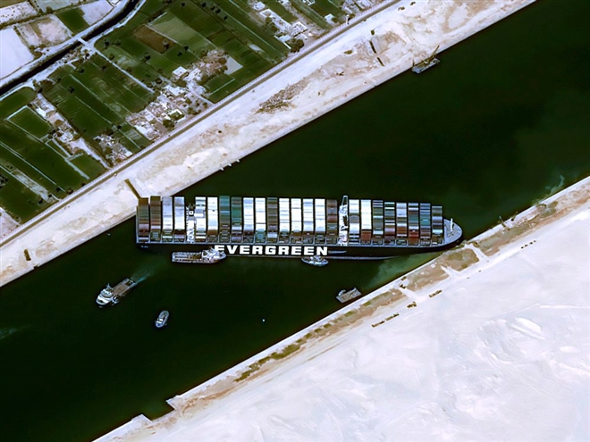 Tàu kẹt ở kênh đào Suez, chuỗi cung ứng thế giới căng thẳng - Ảnh 1.