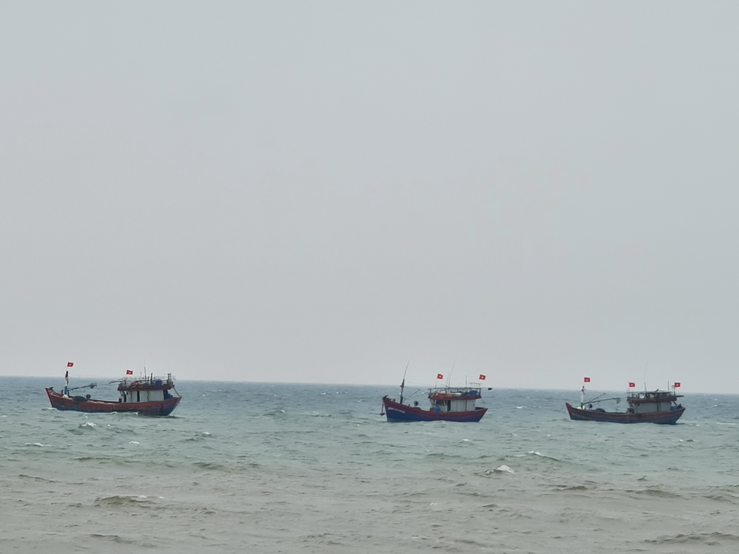 vov_Tàu cá của ngư dân Quảng Bình hoạt động trên biển.jpg