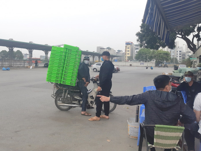 Hà Nội: Tái diễn 'luật rừng' ở bến xe Yên Nghĩa - Ảnh 2.