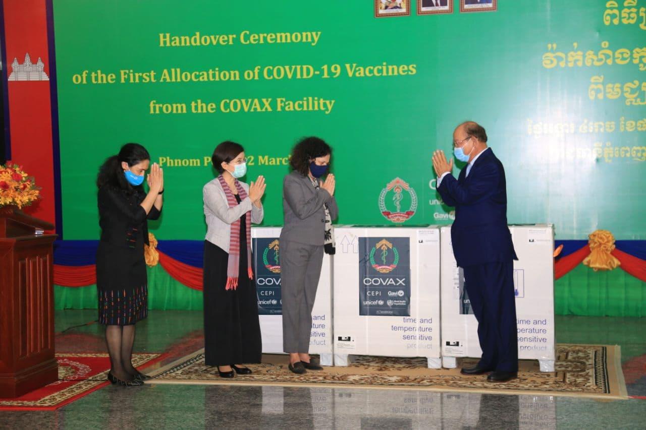 Campuchia đã chính thức tiếp nhận 324.000 liều vắc-xin AstraZeneca do Ấn Độ sản xuất. Ảnh Fresh Newss.jpg