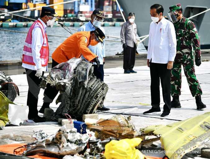 Indonesia tìm thấy phần còn lại của hộp đen máy bay rơi xuống biển - Ảnh 1.