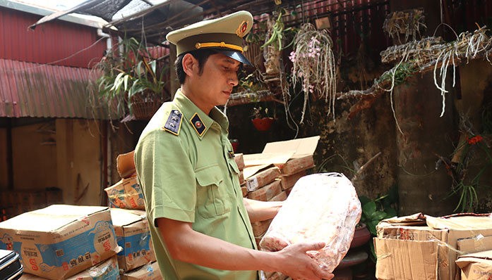 Lạng Sơn: Phát hiện kho đông lạnh chứa gần 2,5 tấn thực phẩm nhập lậu - Ảnh 1.