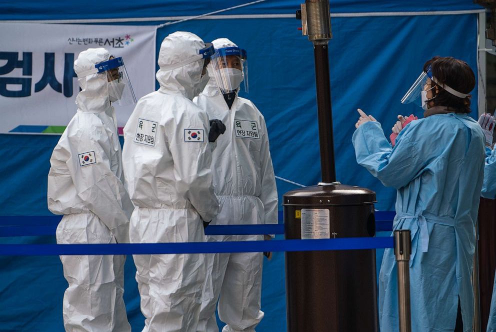 Thêm 3 người Hàn Quốc tử vong sau khi được tiêm vaccine AstraZeneca - Ảnh 1.