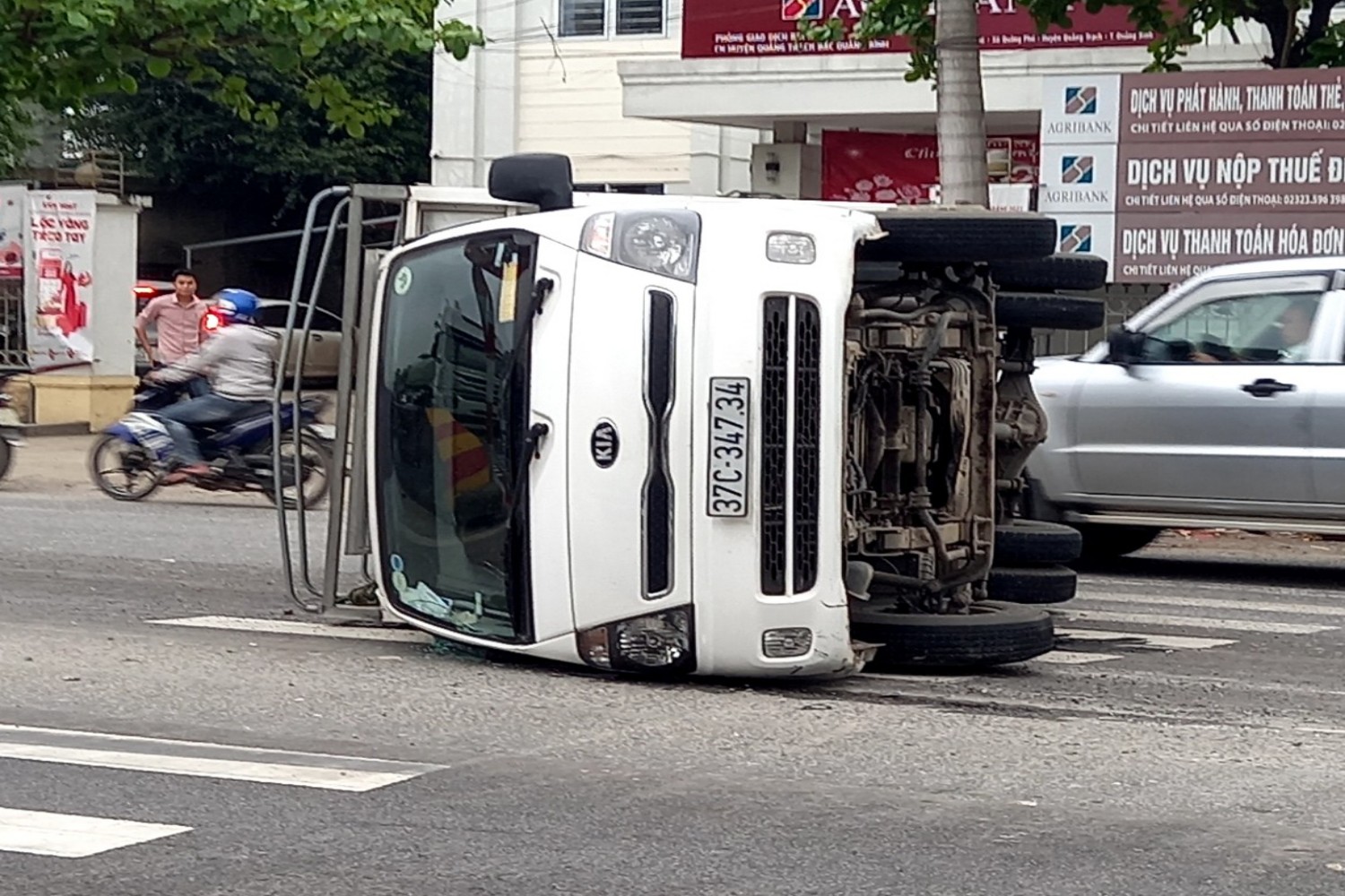 Xe tải lật nhỏ giữa đường sau vụ tai nạn.jpg
