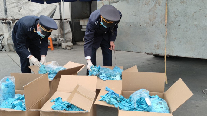 Lạng Sơn: Khởi tố doanh nghiệp nhập khẩu gần 6 tấn găng tay đã qua sử dụng - Ảnh 1.