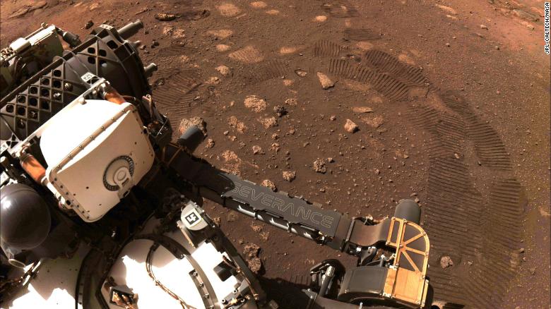 Tàu thăm dò của NASA lăn bánh lần đầu tiên trên Sao Hỏa - Ảnh 1.