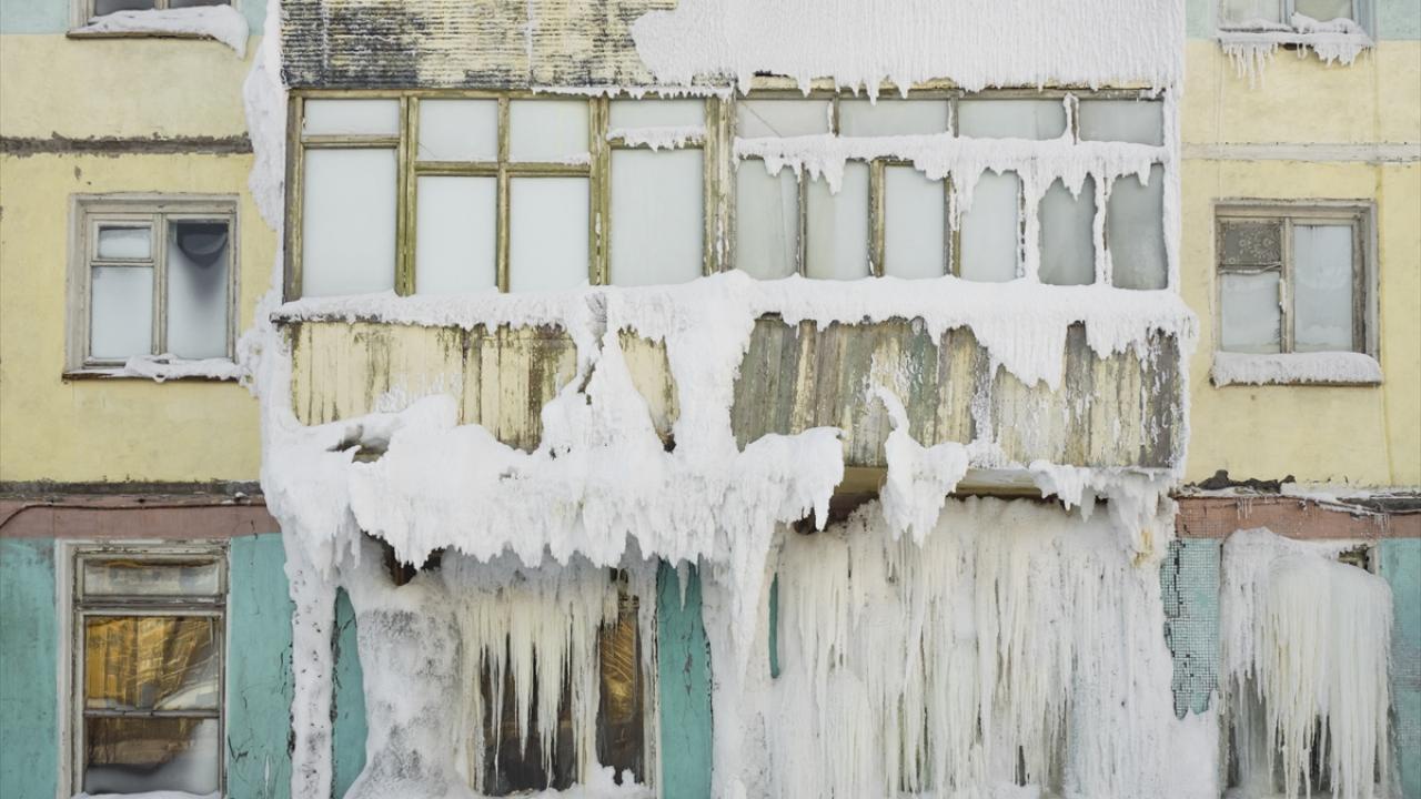 Những thị trấn ma ở Nga chìm trong băng giá - Ảnh 5.