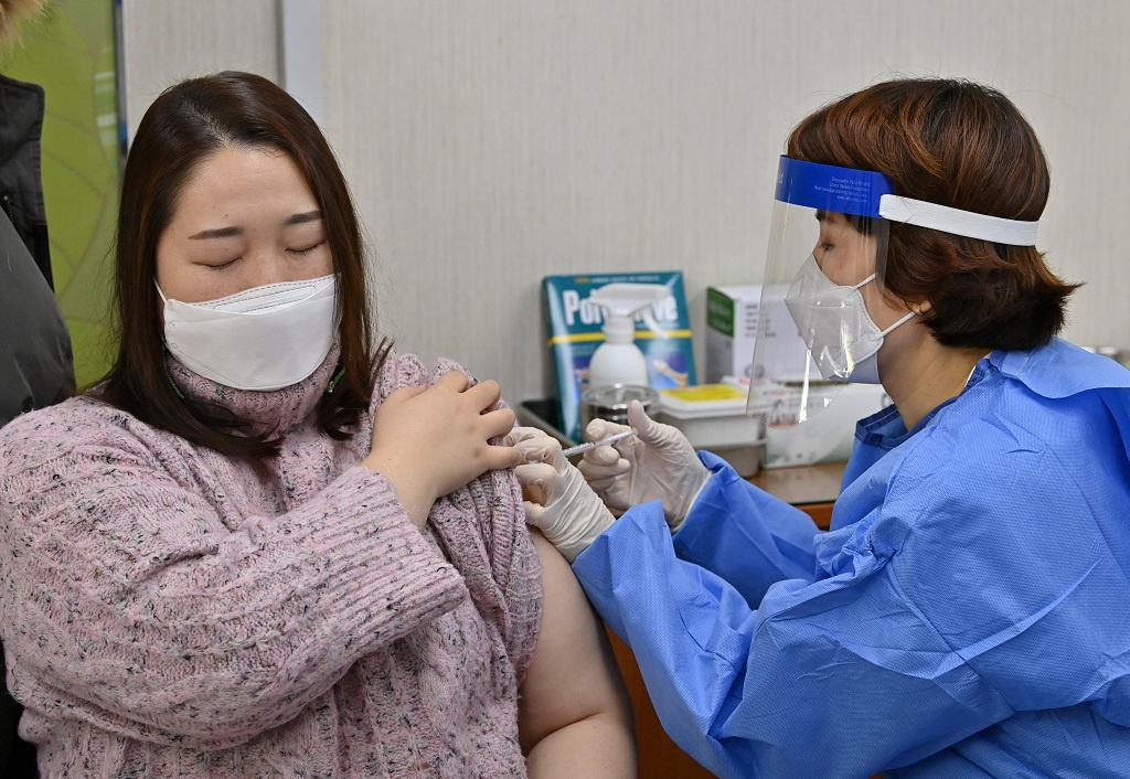 Hàn Quốc kết luận các ca tử vong sau khi tiêm vaccine là do bệnh nền - Ảnh 1.