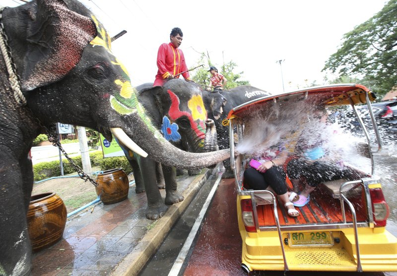 Thủ tướng Thái Lan quyết tổ chức lễ hội té nước Songkran giữa đại dịch - Ảnh 1.