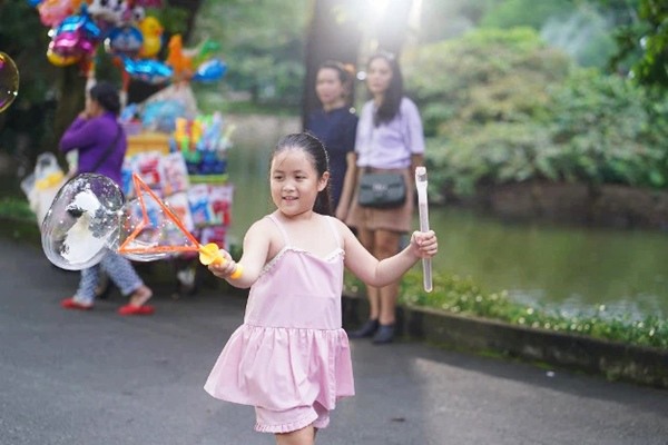 'Con gái' 10 tuổi của Trấn Thành 'ăn vạ' vì không được vào rạp xem phim mình đóng - Ảnh 3.