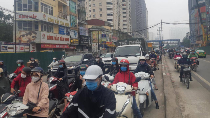 'Chật vật' lưu thông qua rào chắn hầm chui 700 tỷ trên đường Lê Văn Lương - Ảnh 3.