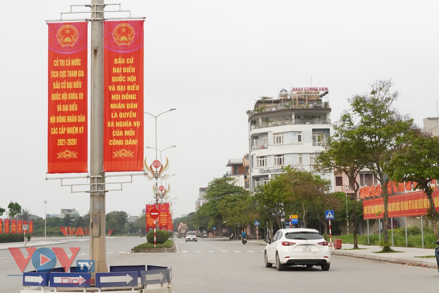 Các tuyến phố của tỉnh Hải Dương được trang hoàng bằng hệ thống pano, áp phích, khẩu hiệu tuyên truyền về cuộc bầu cử