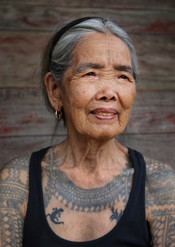 Cụ bà xăm hình thủ công già nhất thế giới ở Philippines - Ảnh 1.