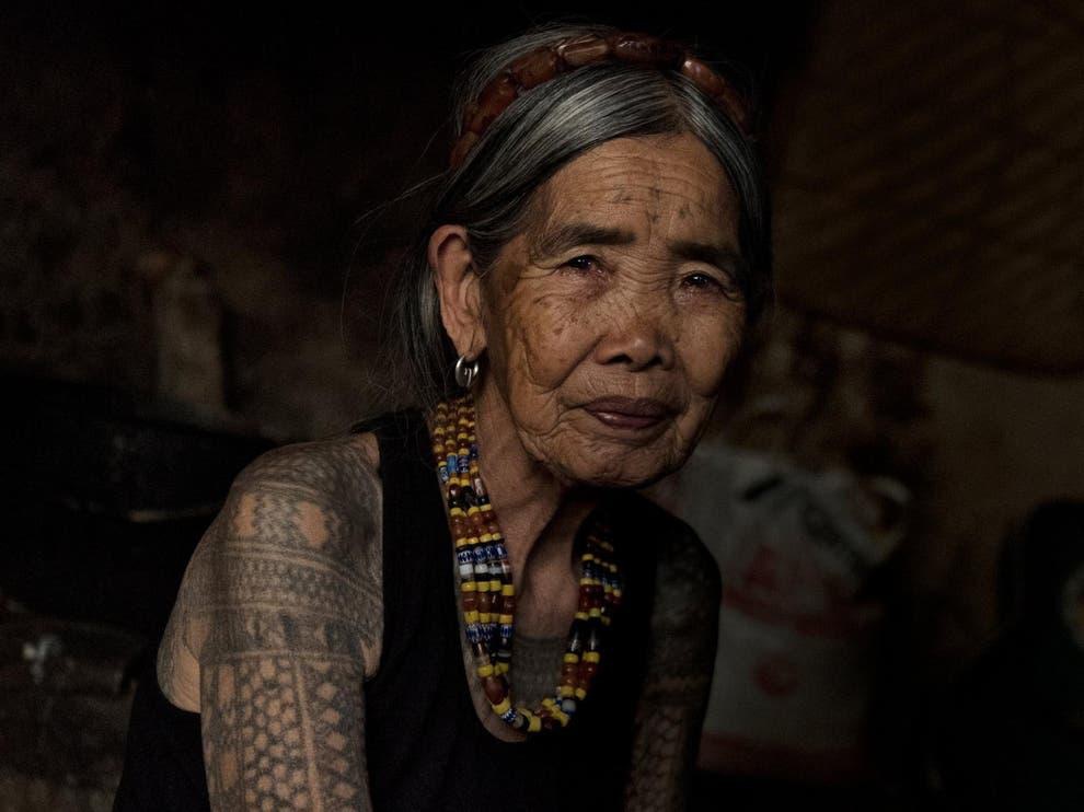 Cụ bà xăm hình thủ công già nhất thế giới ở Philippines - Ảnh 4.