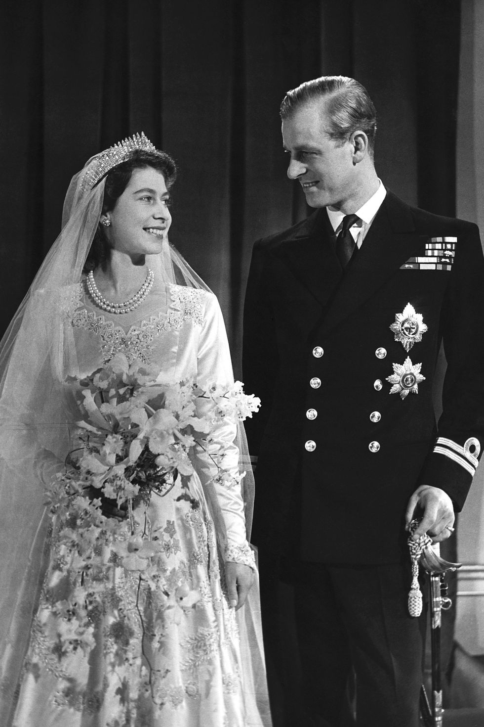 Nữ hoàng Elizabeth II và Hoàng thân Philip: Những khoảnh khắc đẹp nhất - Ảnh 2.