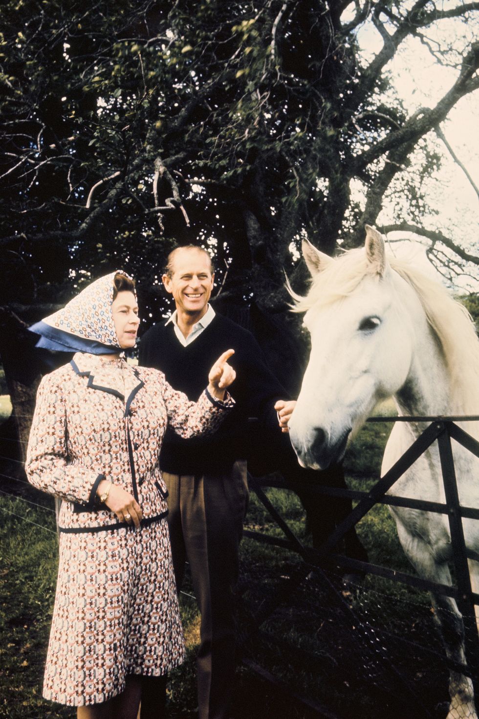 Nữ hoàng Elizabeth II và Hoàng thân Philip: Những khoảnh khắc đẹp nhất - Ảnh 14.