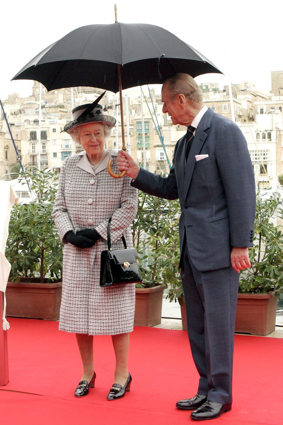 Nữ hoàng Elizabeth II và Hoàng thân Philip: Những khoảnh khắc đẹp nhất - Ảnh 20.